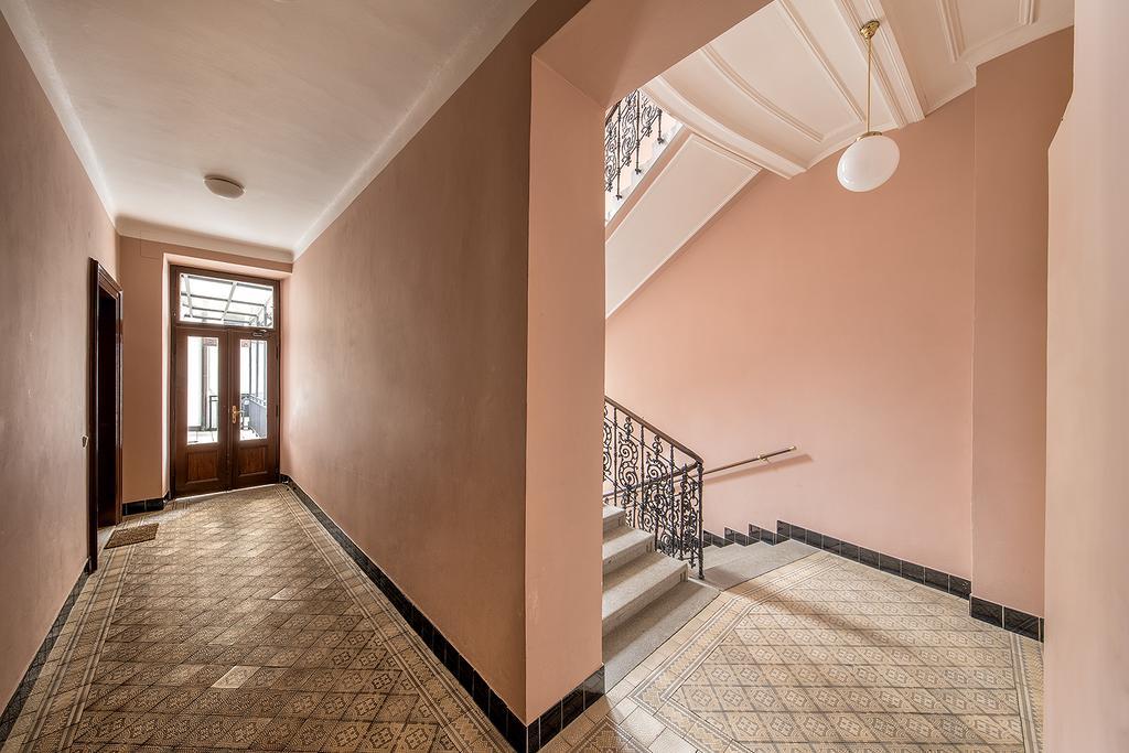 Stylish Apartment In Old Town Прага Экстерьер фото